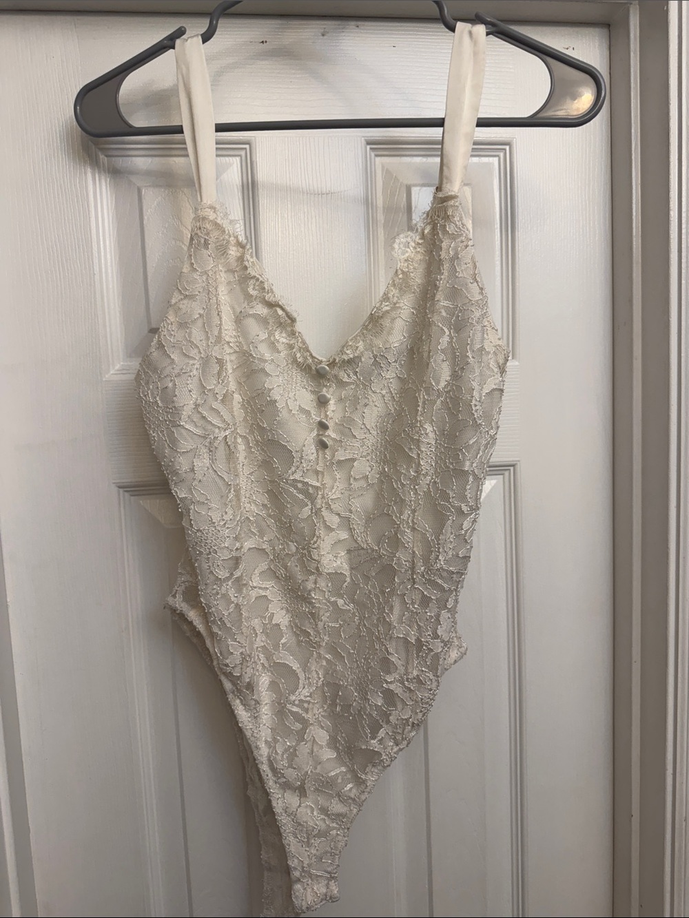 Trixxi Cream Lace V‑Neck Bodysuit